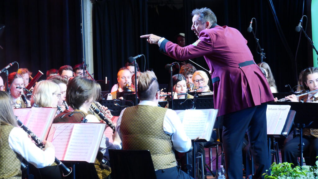 Kapellmeister Wolfgang Tischhart spornte seine Musiker zu Höchstleistungen an
